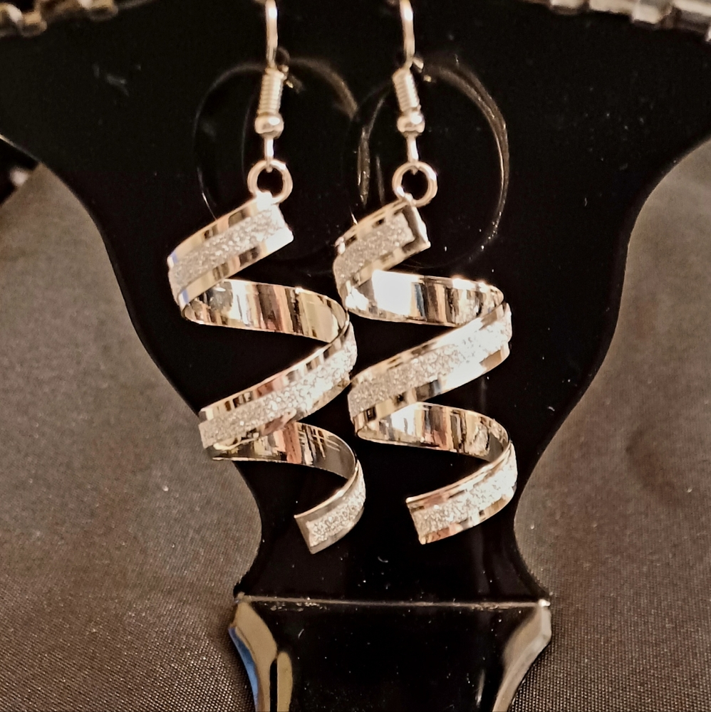 Beautiful Silver Tone Earring